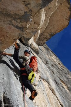 Etienne Bernard sul diedro del secondo tiro. Spalti di Col Becchei, Via Los Angeles.